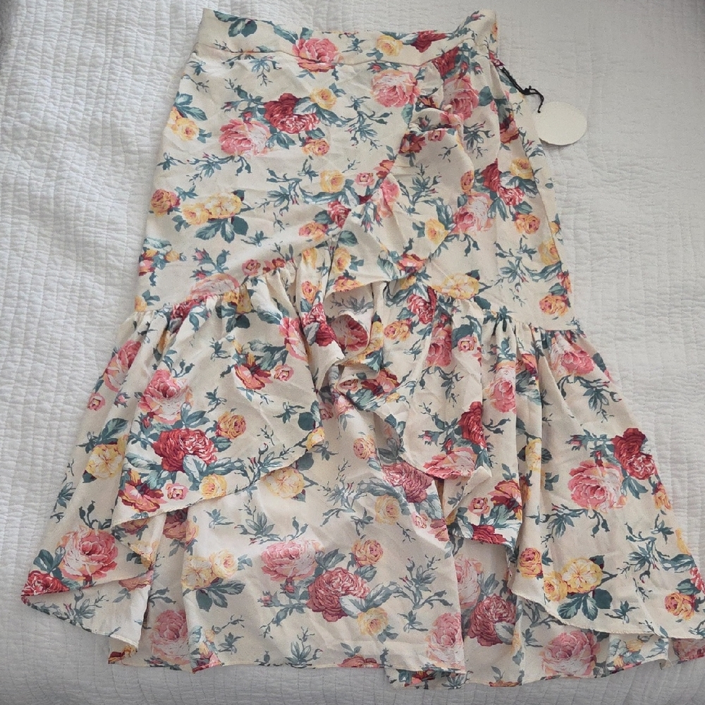 Chic Floral Midi Skirt in Pink and Cream
